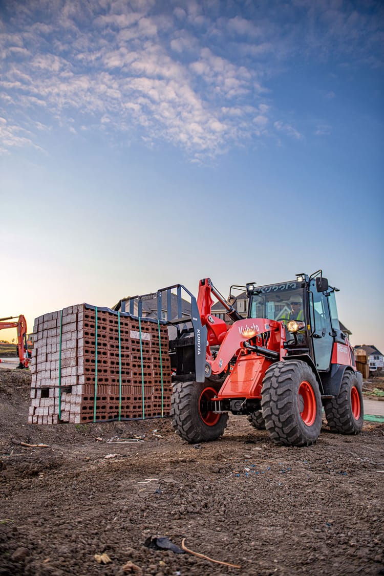 2025 Kubota R640R43